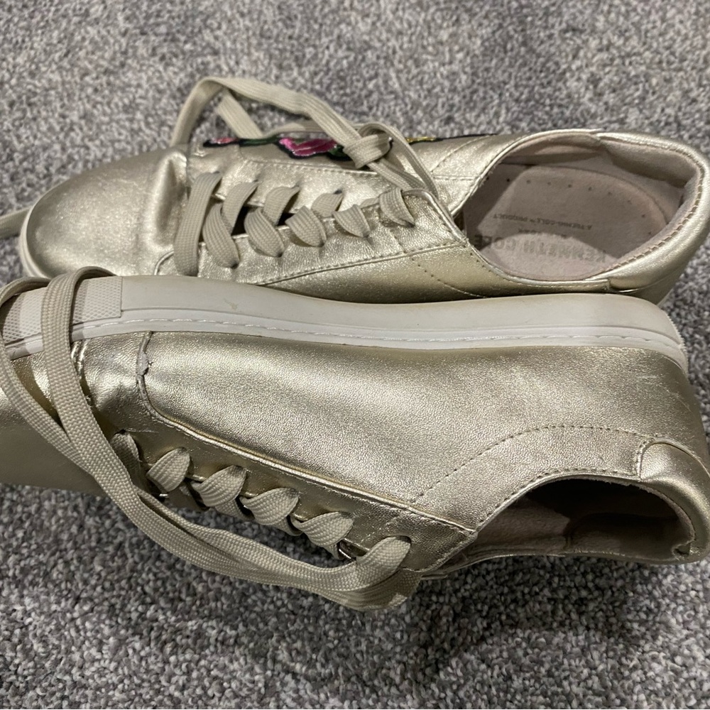 Kenneth Cole size 10 gold floral sneakers. - Picture 5 of 5